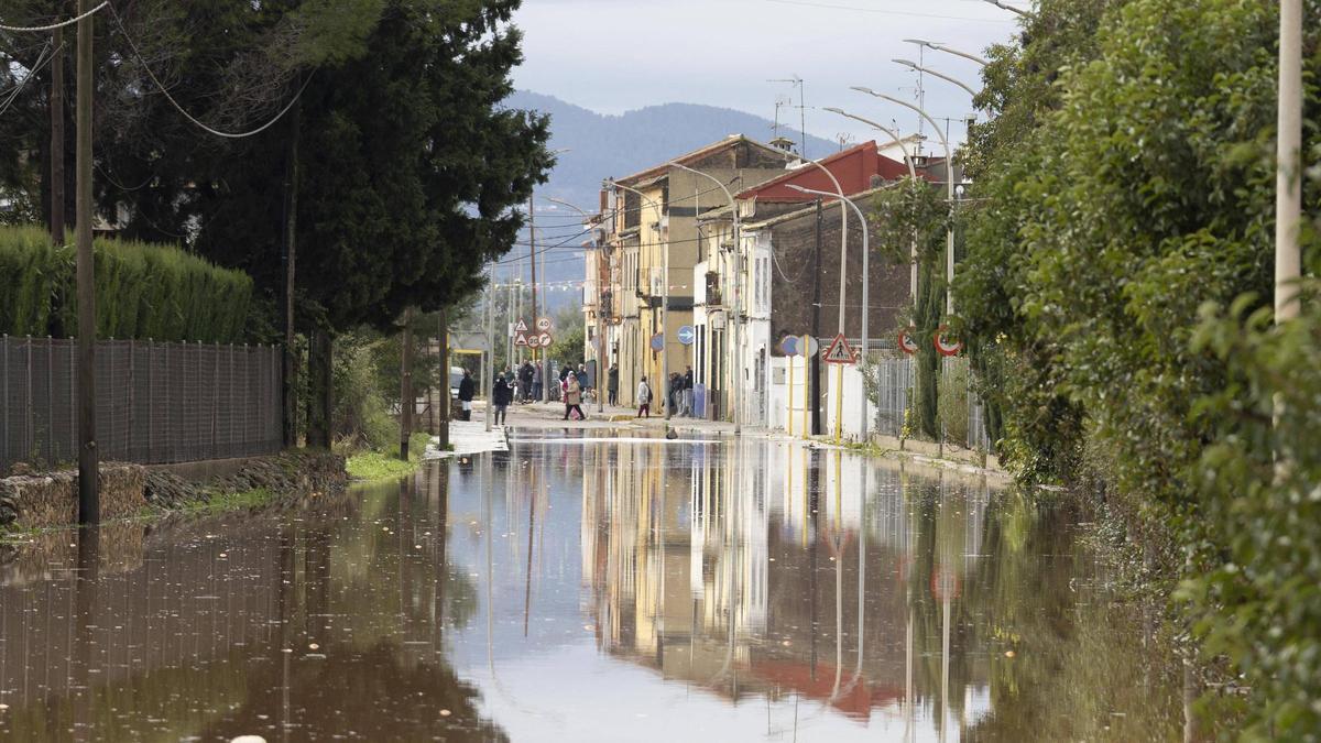 El acceso a la calle Major de Cogullada seguía intransitable el mediodía del lunes.