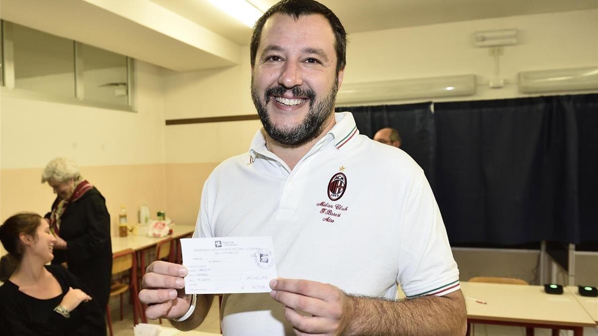 Matteo Salvini, líder de la Liga Norte, sonríe en su colegio electoral, en Milán, el 22 de octubre.