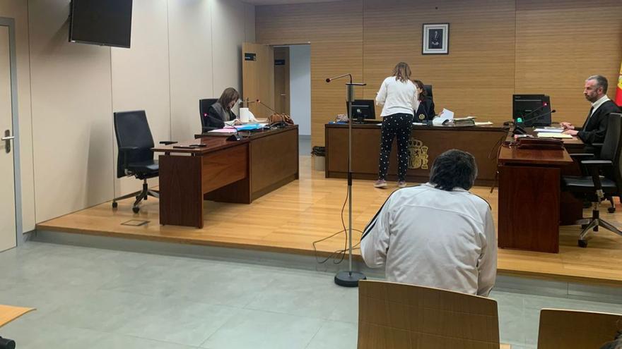 F. C. C., ayer, en el banquillo de los acusados del Juzgado de lo Penal numero 5 de Zaragoza. | A. T. B.