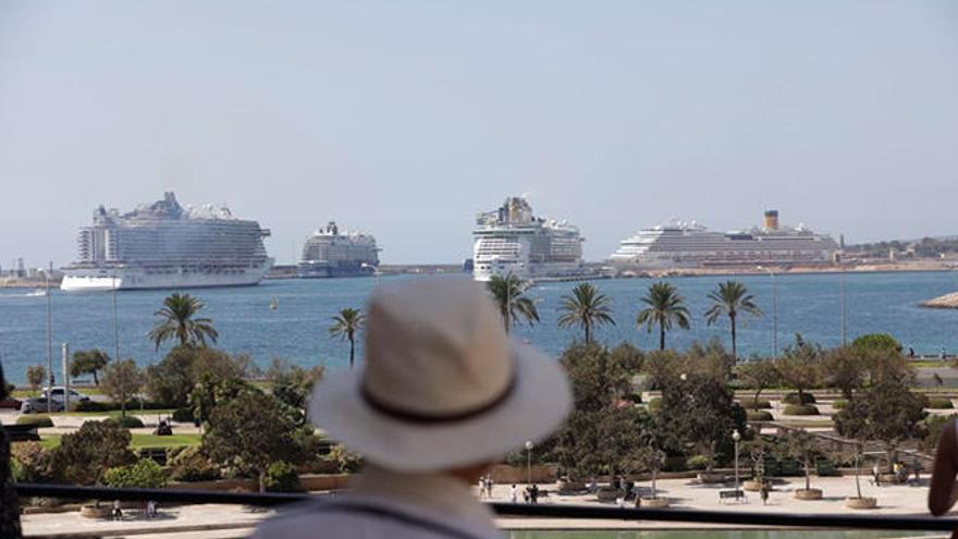 Cuatro megacruceros con 16.000 turistas atracan en el puerto de Palma