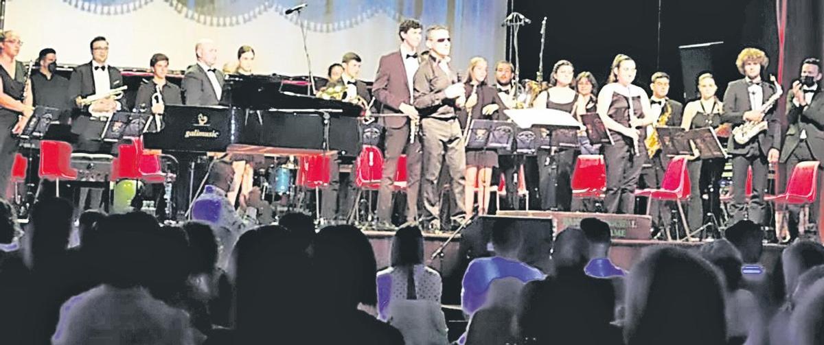 BANDA DE LOUSAME. Serafín Zubiri saludando al público en el Liceo de Noia, en cuyo escenario actuó este fin de semana acompañado de la Banda de Música de Lousame. Foto: E.O.