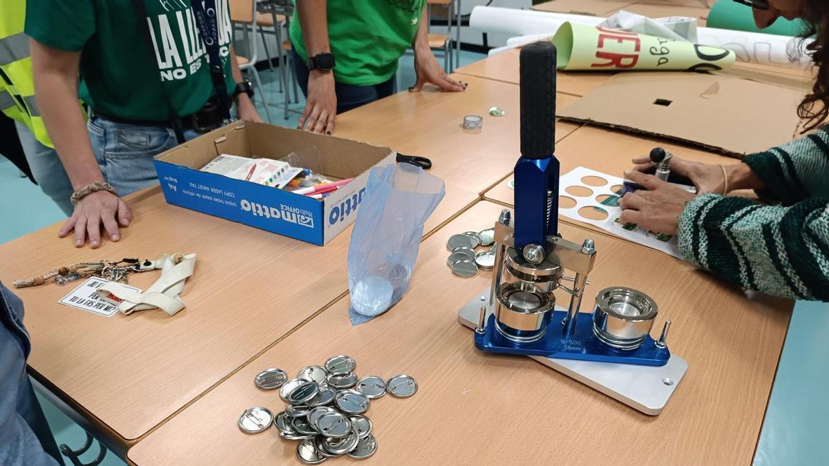 El taller de chapas organizado por la asamblea de profesores.