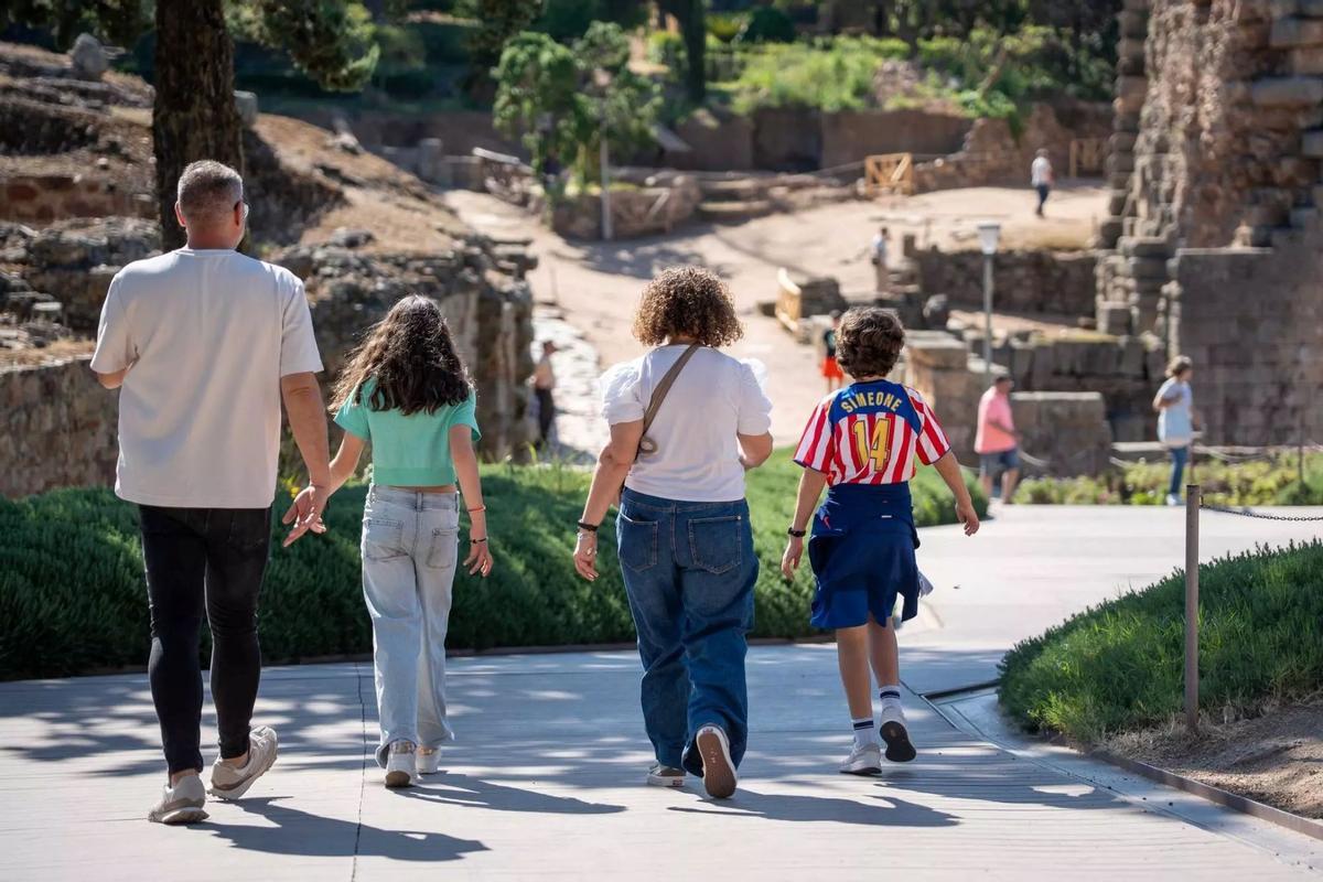 Familia de seguidores del Atlético de Madrid, disfrutando de la ciudad de Mérida antes de la final de la Copa del Rey.