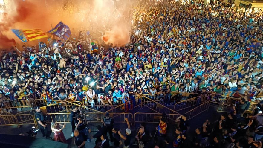 Llegan los jugadores del Levante UD a una plaza del Ayuntamiento abarrotada