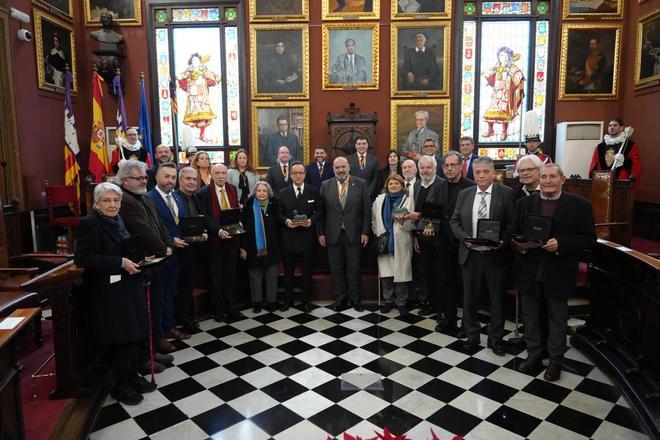 FOTOS | El Ayuntamiento de Palma entrega las Medallas de Oro de la Ciudad y nombra Hijas Ilustres a Pilar Juncosa Iglesias y Caty Juan del Corral