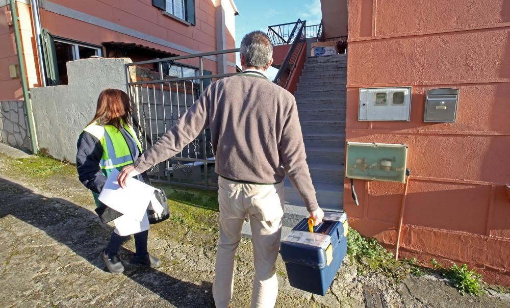 Registros en la casa en la que vivía el supuesto asesino de la joven de Vigo, Ana Enjamio. César Adrio pasa a disposición judicial al cumplirse esta mañana las 72 horas máximas de arresto. Los agentes, que analizan los datos del recorrido del teléfono del supuesto asesino y también del terminal de la víctima, buscan ubicar al sospechoso en el edificio de la avenida de Madrid