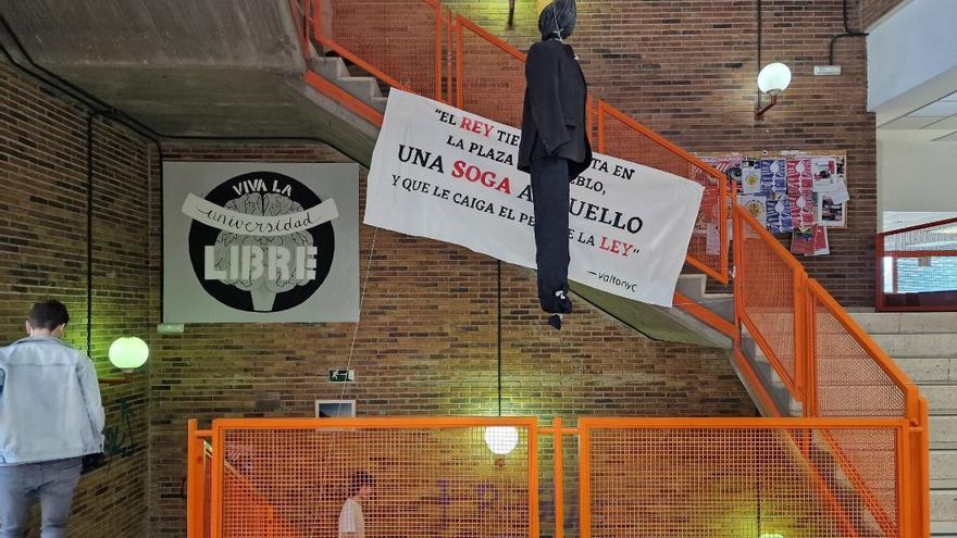 Cuelgan un muñeco que simulaba al rey ahorcado en la facultad de Ciencias Políticas de la Universidad Complutense de Madrid