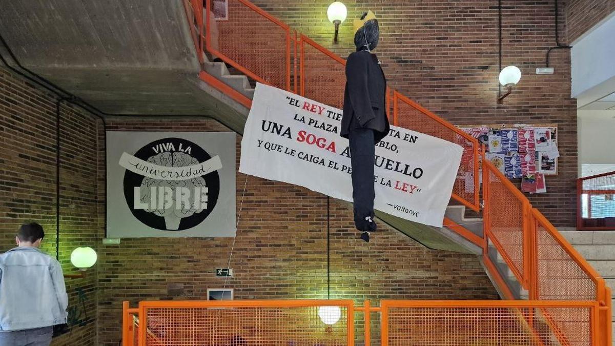 Cuelgan un muñeco que simulaba al rey ahorcado en la facultad de Ciencias Políticas de la Universidad Complutense de Madrid.