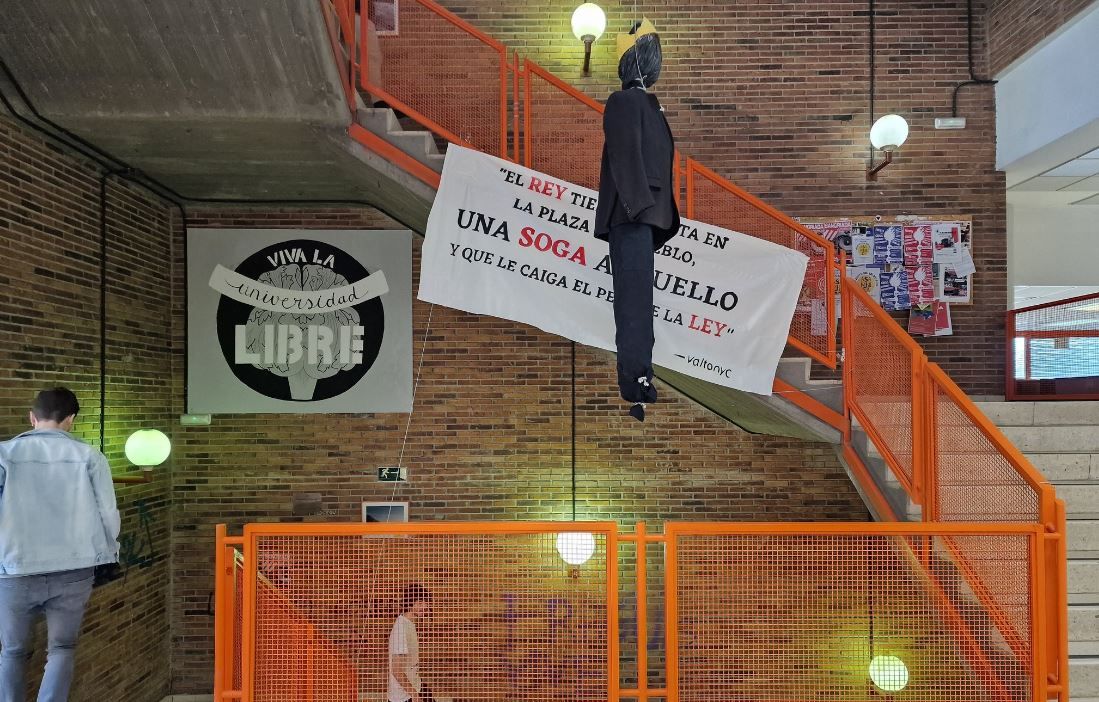 Cuelgan un muñeco que simulaba al rey ahorcado en la facultad de Ciencias Políticas de la Universidad Complutense de Madrid.