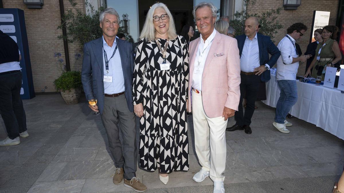 Konsul Wolfgang Engstler, seine Nachfolgerin Angelika Saake und Willi Plattes.