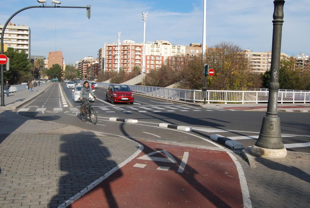 2. Cruce de caminos en el  Puente de las artes. En ese punto confluyen el  carril que viene de  Guillem  de Castro con el del Puente  de las Artes y ambos siguen a  la izquierda por la marginal.