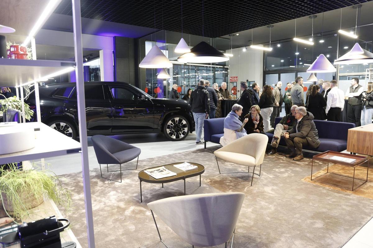 BMW presenta en Santiago el iX3 y las nuevas instalaciones de Amiocar