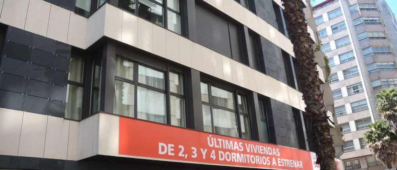 Fachada de un céntrico edificio en Pontevedra que anuncia viviendas nuevas en venta. // Rafa Vázquez