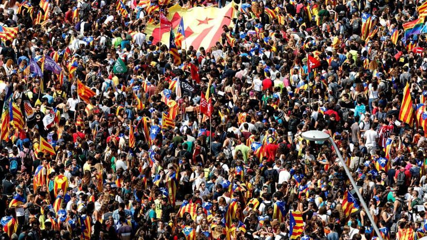Vista aèria dels estudiants manifestant-se, ahir a Barcelona.