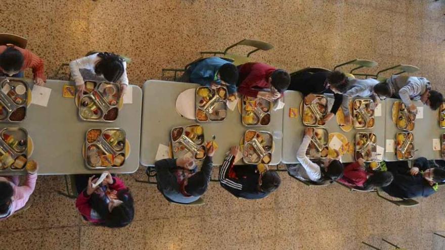 Alumnos del colegio Los Salados disfrutan del desayuno servido por el Parador en el comedor escolar.
