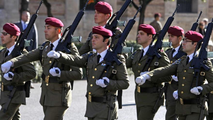 Distintas instantáneas de la jornada de ayer, durante el desfile de la pascua militar.