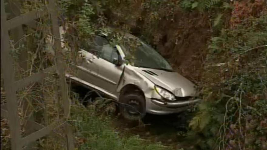 Caen con un coche por un terraplén de 20 metros en Tomiño y después se fugan a pie