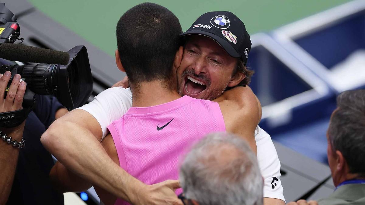 Juan Carlos Ferrero y Carlos Alcaraz, celebrando un título
