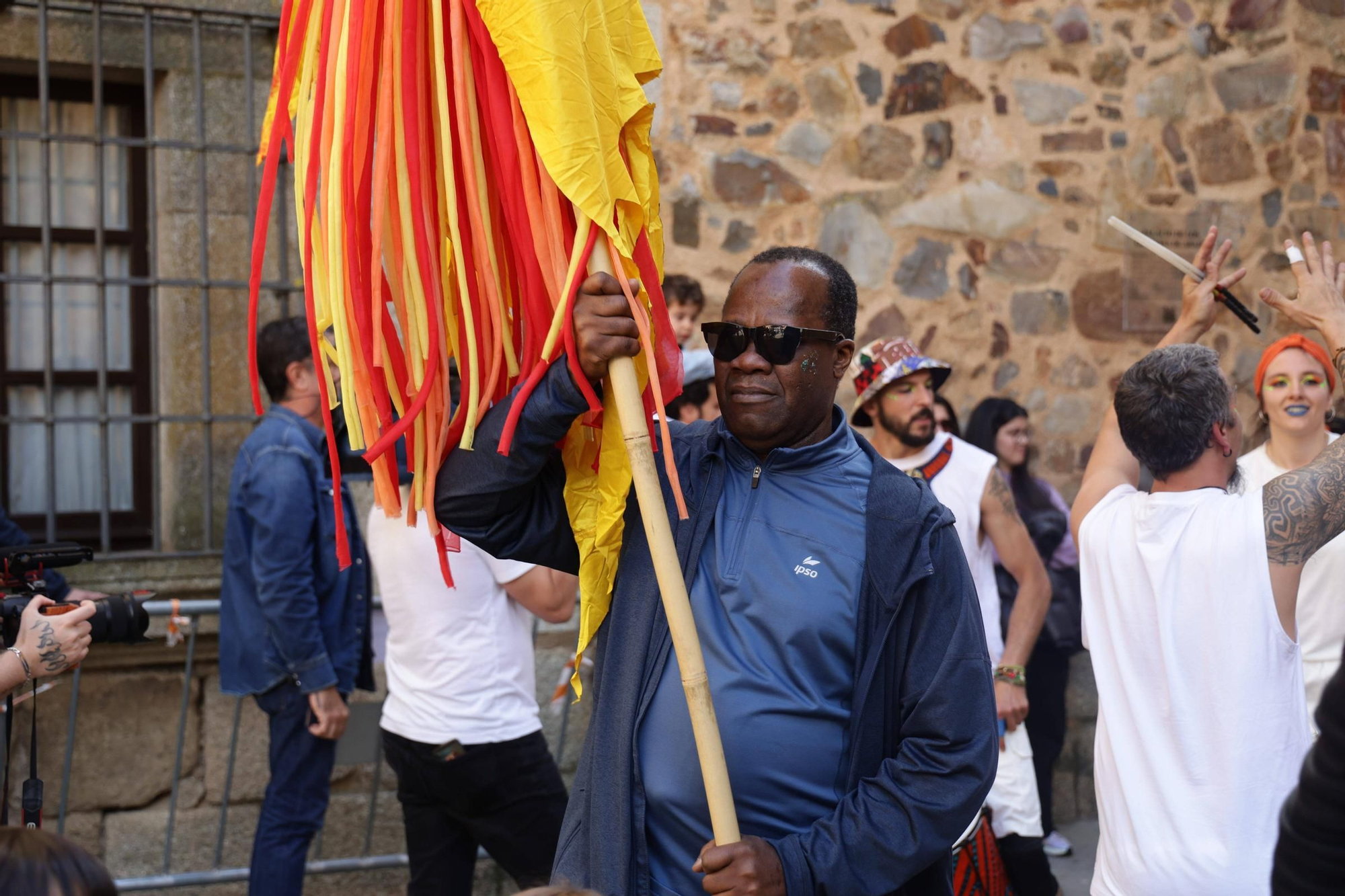 Las imágenes de este domingo de Womad en Cáceres: el pasacalles pone el broche final