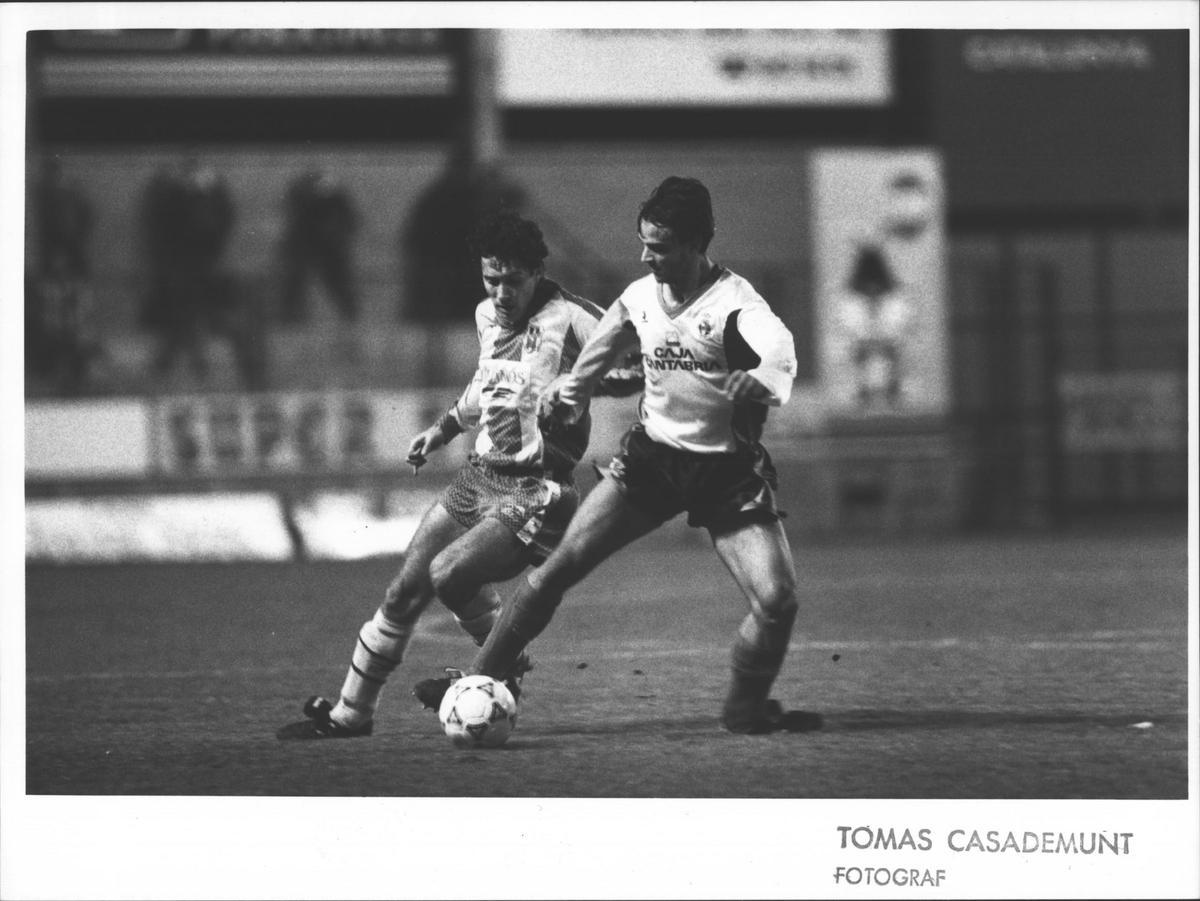 El davanter gironí, en acció amb el Palamós durant un partit contra el Racing