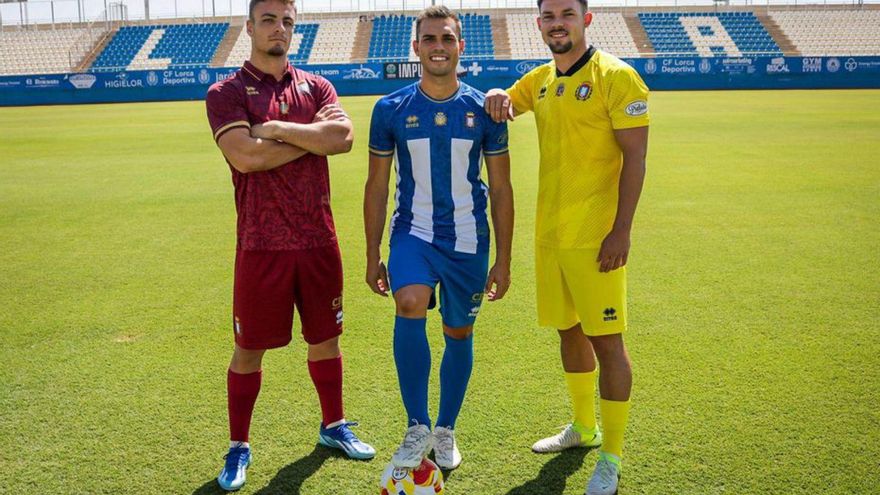 Varios jugadores con las camisetas para la próxima temporada. | FIRMA