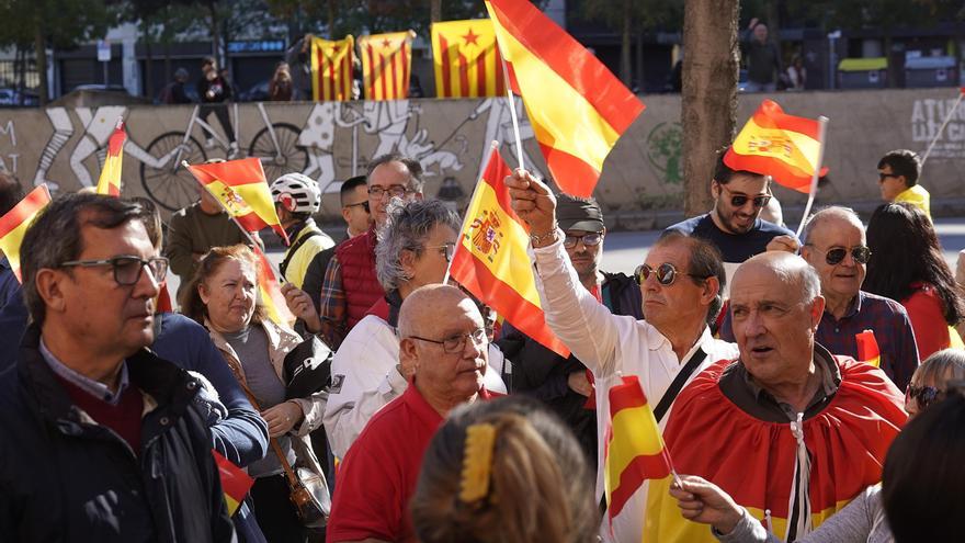 Galeria de fotos: un centenar de persones es manifesten davant la subdelegació del govern espanyol a Girona contra l&#039;amnistia