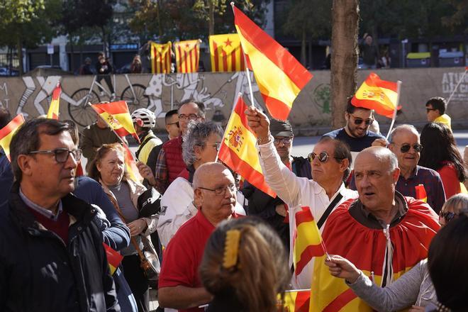 Un centenar de persones es manifesten davant la subdelegació del govern espanyol a Girona contra l'amnistia
