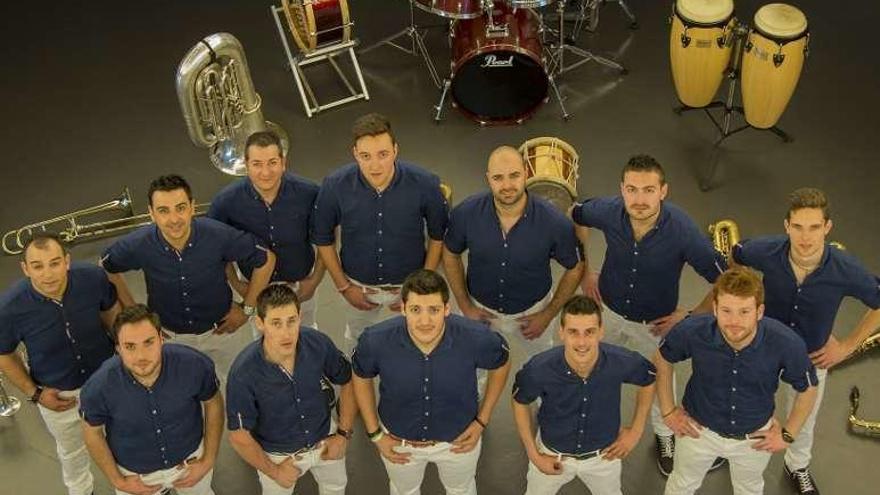 Foto promocional del grupo con Fran Vilariño, atrás en el centro.