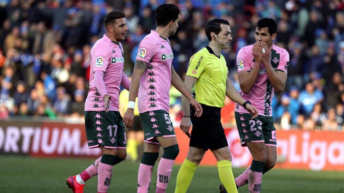 Los jugadores del Betis terminaron muy enfadados con el árbitro en su duelo ante el Getafe