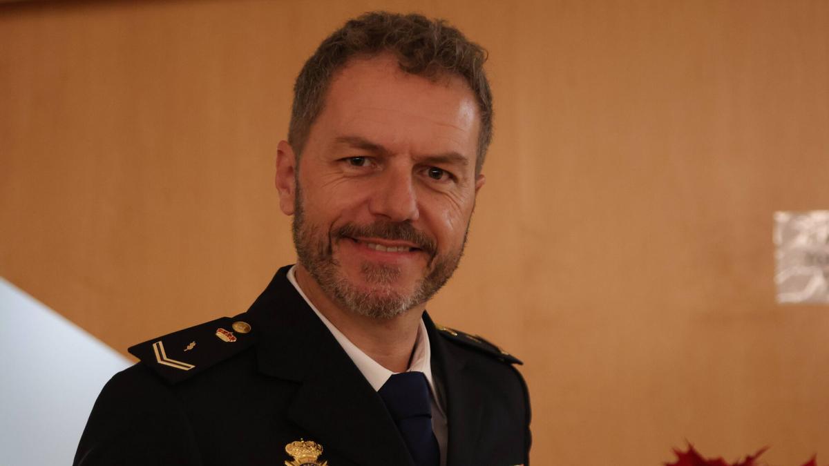 Ángel Cortés, tenor de la Policía Nacional, antes del III Concierto Navideño de Música Cívico Militar