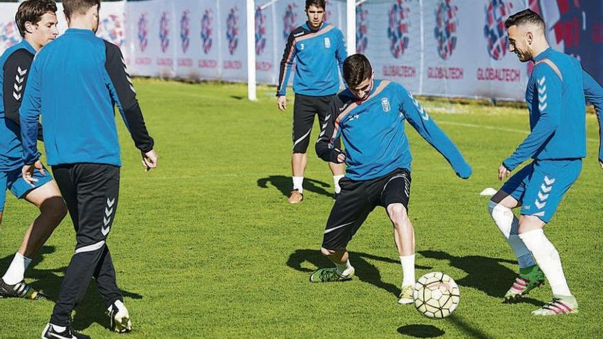 Los jugadores hacen un rondo en El Requexón.