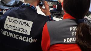Dos agentes de la Policía Foral Navarra.