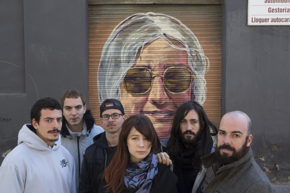 Membres del col·lectiu Rebobinart, que han pintat les persianes del Poblenou: d’esquerra a dreta, els artistes Aram Rah, Bublegum, Sav45, Lux i Jalón d’Aquiles i el creatiu Marc García.