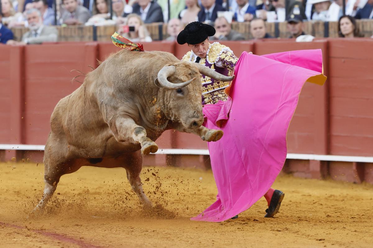 El diestro Diego Urdiales durante la lidia de su segundo toro, en el undécimo festejo taurino de la Feria de Abril de Sevilla, con reses de la ganadería de El Parralejo, este miércoles en la Real Maestranza.