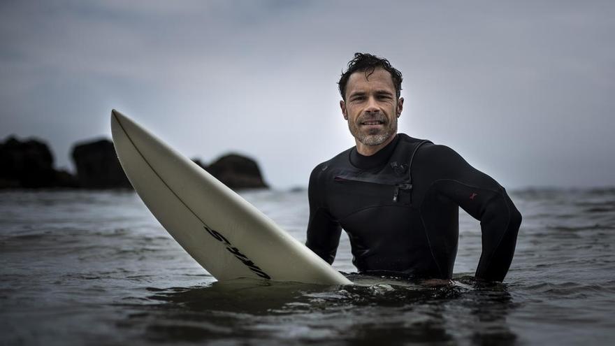Guillén, el surfista sostenible  del Arenal de Morís
