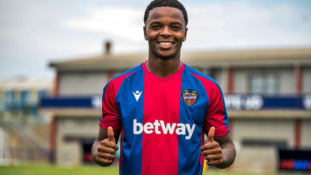 El centrocampista Mickael Malsa posa durante su presentación con el Levante UD.