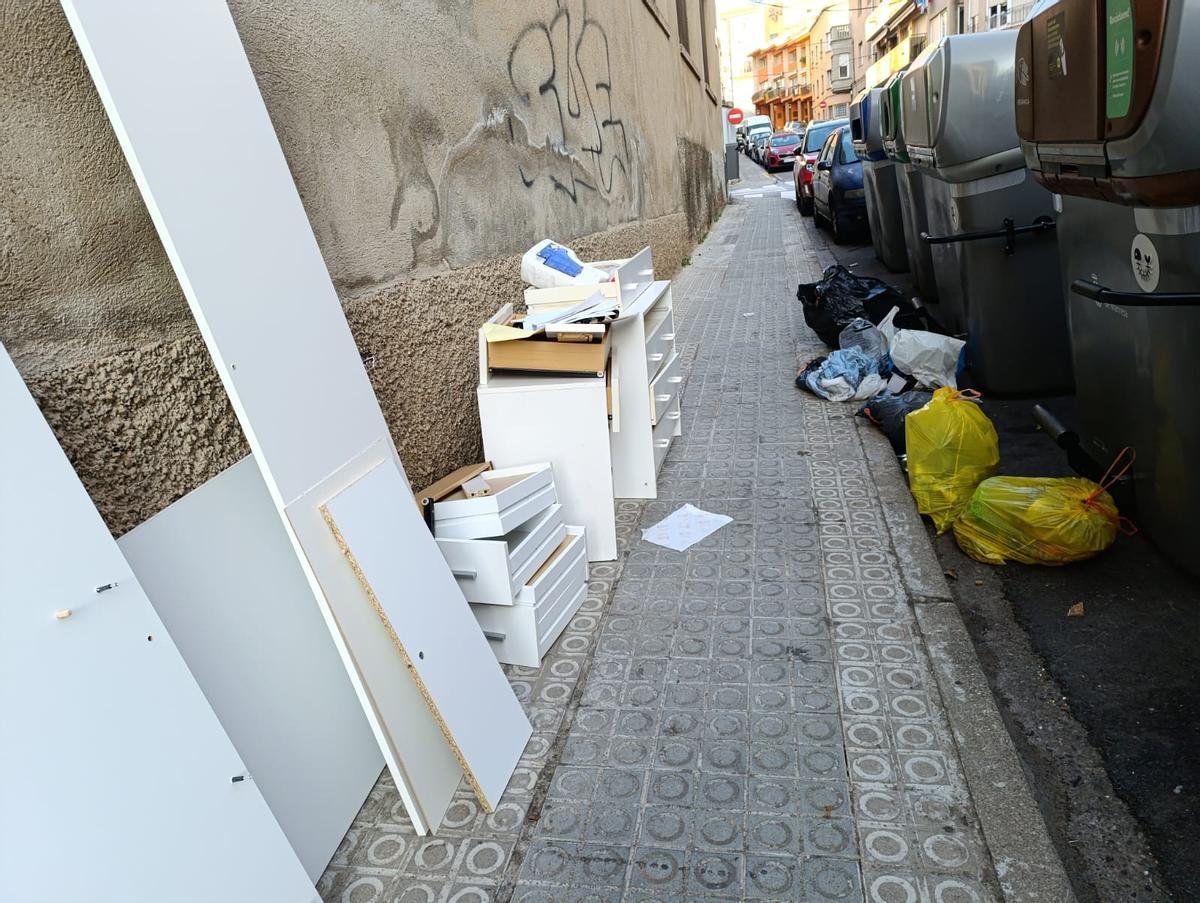 Imatge de bosses i restes de mobles fora dels contenidors