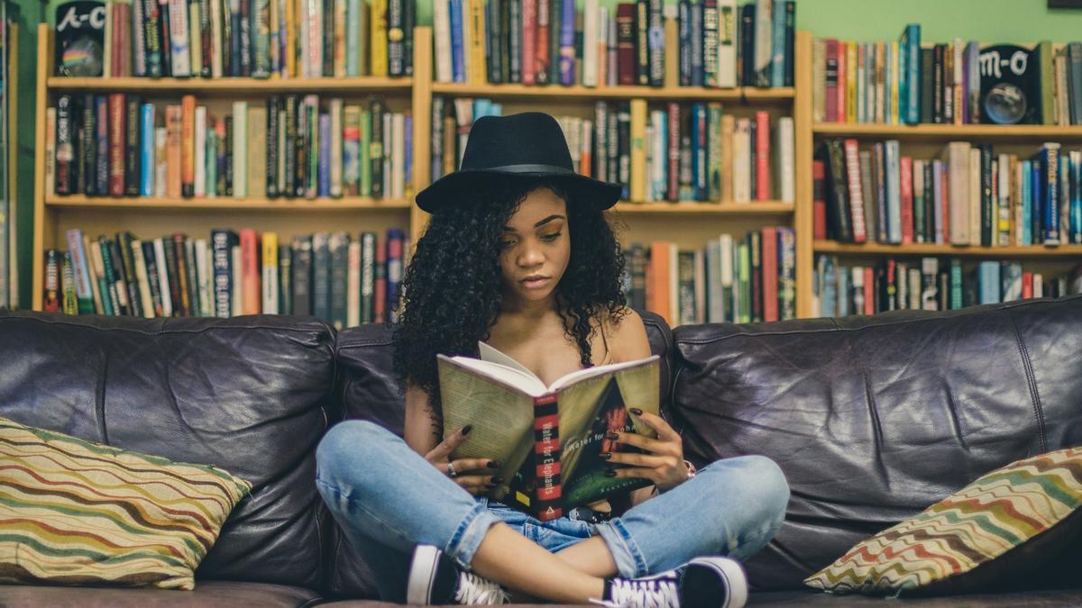 Ocho libros que deberías regalar a tu hijo adolescente en la recta final del verano