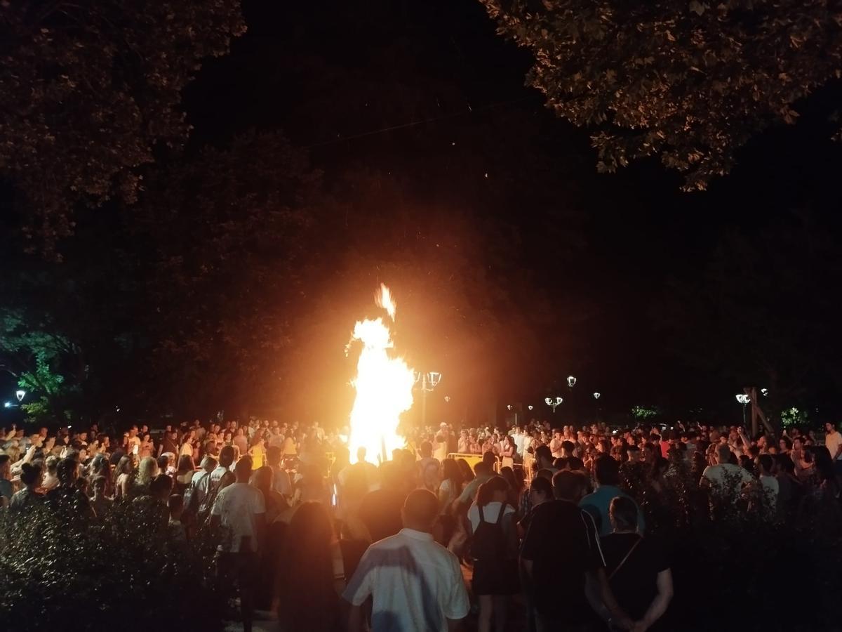 La hoguera de San Juan en Grado, en imágenes