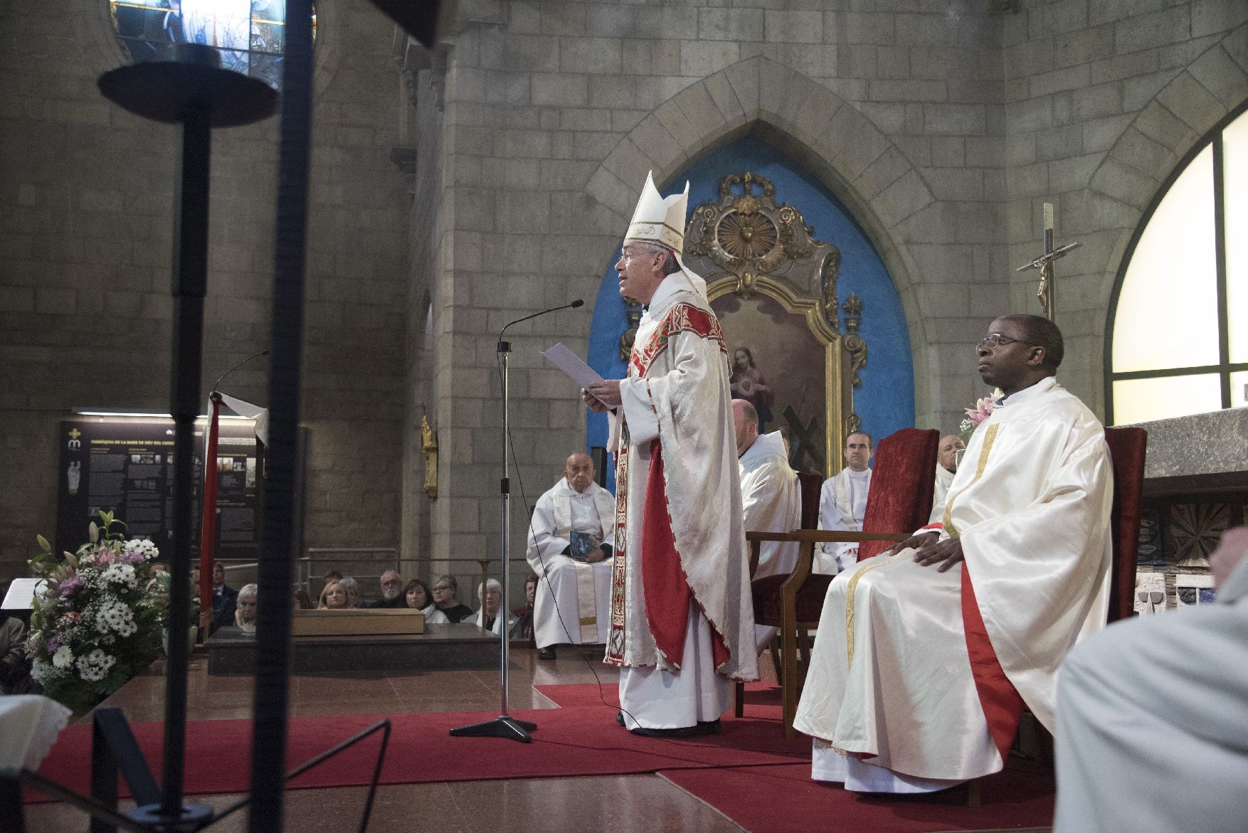 El bisbe defensa els oficis tradicionals a la missa de la Llum que ha omplert el Carme