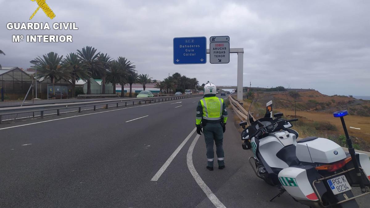 Agente de la Guardia Civil de Tráfico en la carretera donde el motorista cometió el exceso de velocidad.