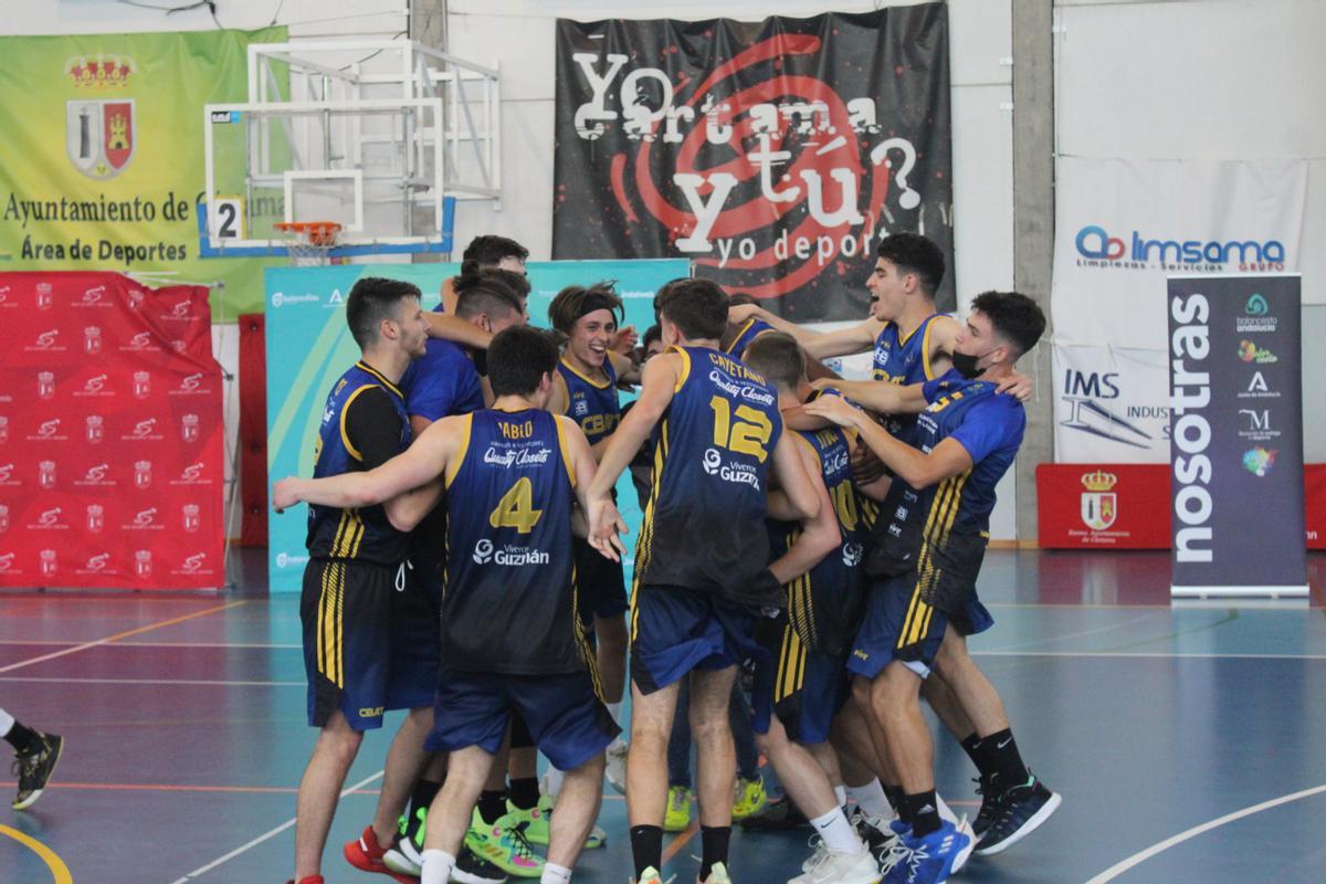 Los jugadores de Alhaurín celebran su victoria.