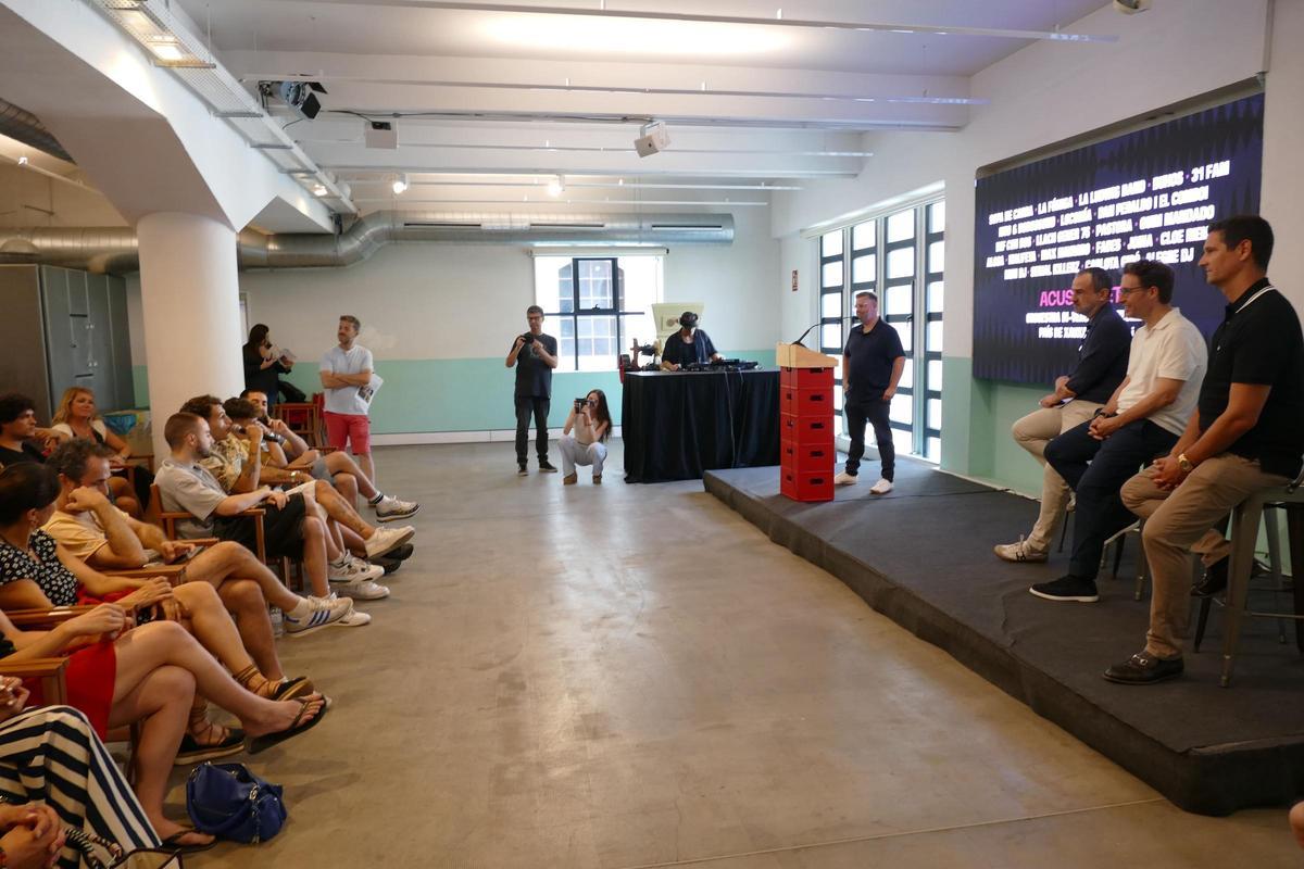 EN IMATGES | El Festival Acústica presenta el cartell de la seva vint-i-tresena edició a l'Antiga Fàbrica Estrella Damm
