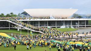 Seguidores del expresidente brasileño Jair Bolsonaro invadieron este domingo el Palacio de Planalto, sede del Ejecutivo, en Brasilia.