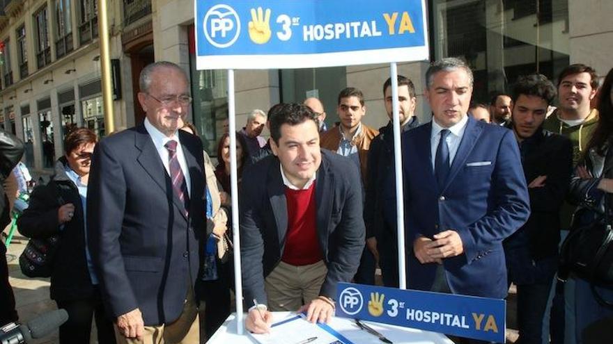 El PP retoma la recogida de firmas por un tercer hospital en la calle Larios con Juanma Moreno.