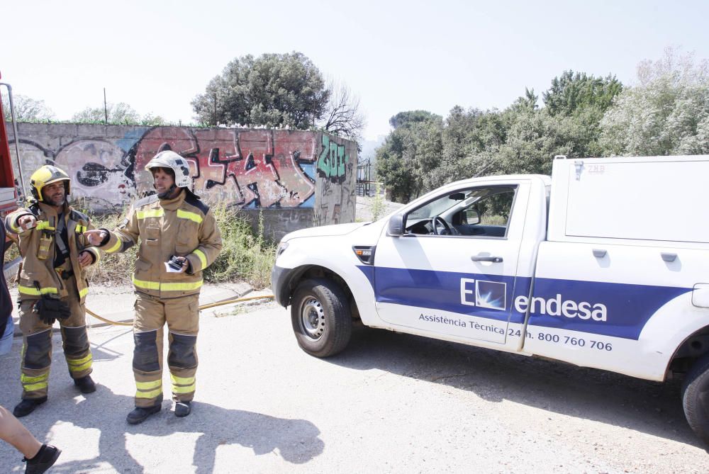 Un incendi ensorra el sostre d'una nau de Quart