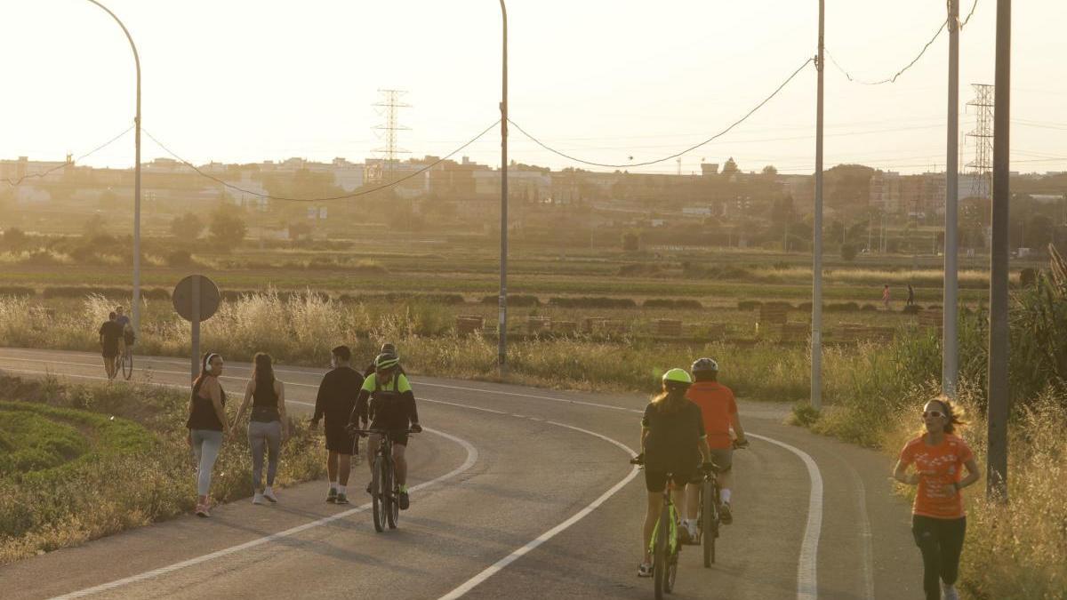 Varias personas hacen deporte en Valencia.