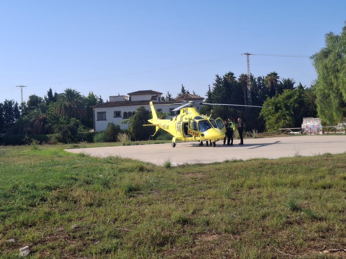 El helicóptero medicalizado ha aterrizado en la helisuperficie