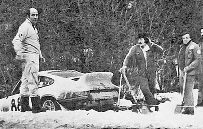 Gemar, a la izquierda, se salió con el 911 en el “Monte” del 77. A la derecha, con una pala, Tomás Morales.