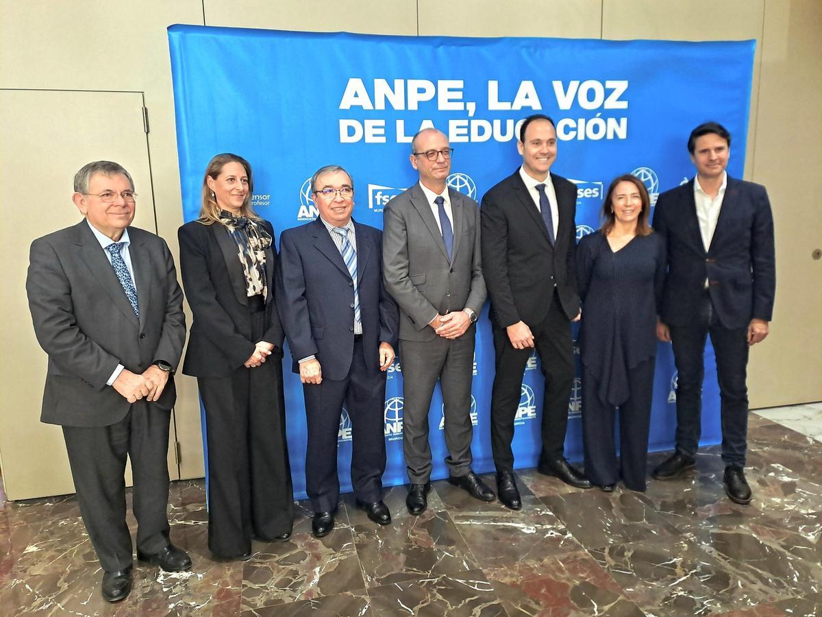 Víctor Marín junto a miembros de Anpe.